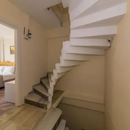 Grand Romanos Hotel *